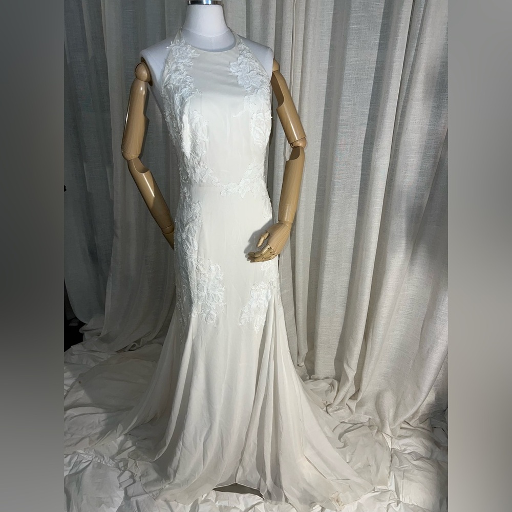 Chic Ivory Lace Wedding Gown